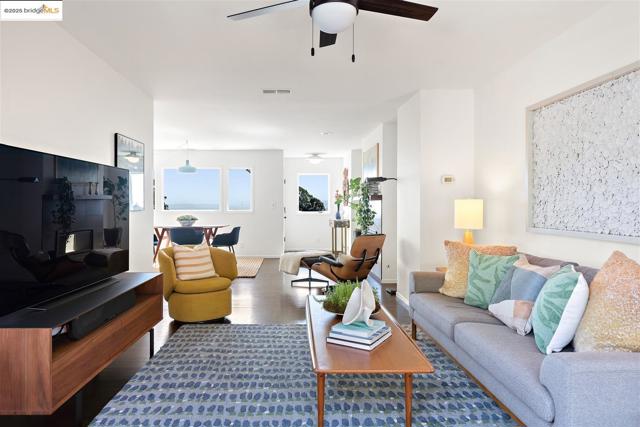 1000 Navellier St, El Cerrito CA: https://media.crmls.org/mediaz/cbe35040-87c1-4463-9621-a3cfdf7d6904.jpg