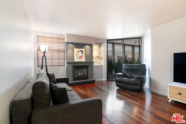 740 N Kings Road, West Hollywood CA: https://media.crmls.org/mediaz/cbe36645-d232-4bd6-a5d5-1e87c58709c4.jpg