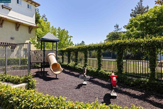 46 Matisse Ct, Pleasant Hill CA: https://media.crmls.org/mediaz/cbe420ba-26fe-4c23-92c1-cc42aba2b69e.jpg