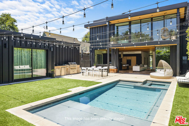 436 N Plymouth Boulevard, Los Angeles CA: https://media.crmls.org/mediaz/cbe49391-3d75-44bb-a631-a2f49a013e7e.jpg