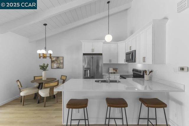 2408 Westcliffe Ln, Walnut Creek CA: https://media.crmls.org/mediaz/cbe49ea7-2211-4594-969a-062a9c1c4461.jpg
