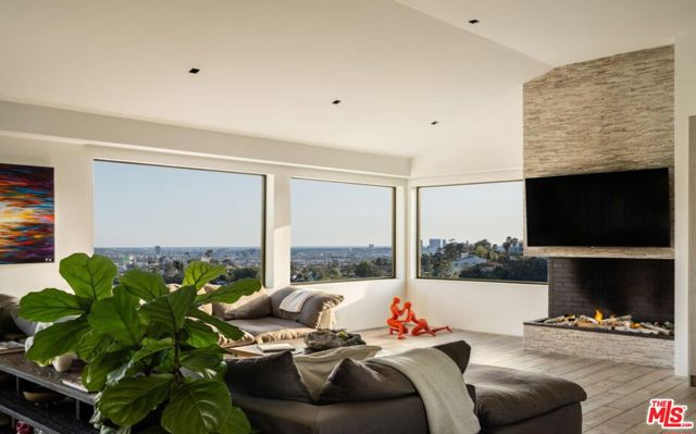 2532 Canyon Oak Dr, Los Angeles CA: https://media.crmls.org/mediaz/cbe4d47b-045c-4170-bdf3-a6c04951c805.jpg