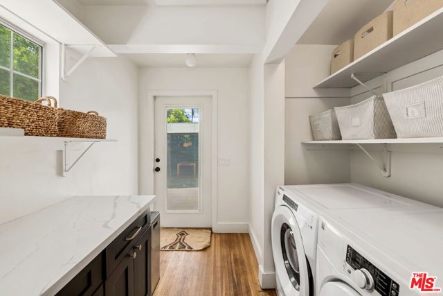 555 N Irving Boulevard, Los Angeles CA: https://media.crmls.org/mediaz/cbe524a4-a0c6-4f4b-94e8-4bd1795a89d5.jpg