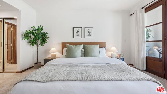 9249 Burton Way, Beverly Hills CA: https://media.crmls.org/mediaz/cbe53211-0d28-4acf-94fe-5951b3e4c553.jpg