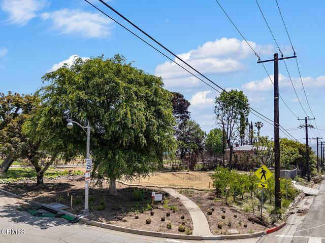900 E Mount Curve Ave, Altadena CA: https://media.crmls.org/mediaz/cbe61ce7-570d-41a8-81e6-aac8f76dae2e.jpg