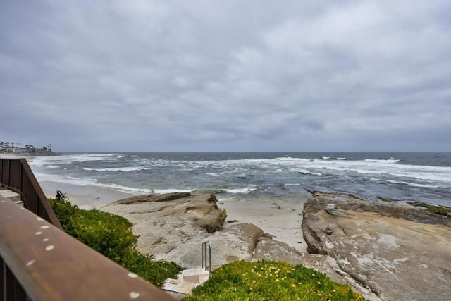 220 Coast Blvd, La Jolla CA: https://media.crmls.org/mediaz/cbe68027-cad9-489c-a0f8-bada65404b1d.jpg