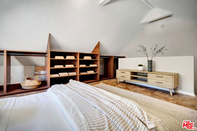 14071 Roblar Road, Sherman Oaks CA: https://media.crmls.org/mediaz/cbe7d2a2-0200-4d60-834d-59fcd37460d1.jpg