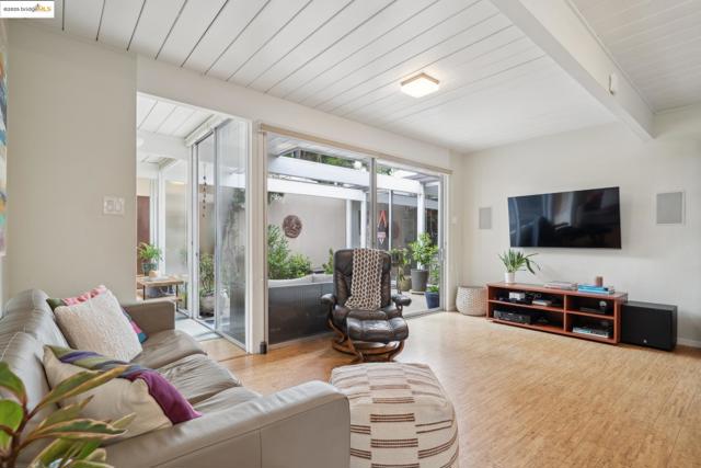 5345 Crown Ct, Castro Valley CA: https://media.crmls.org/mediaz/cbe82254-7a99-4cc6-9187-365eec718d74.jpg