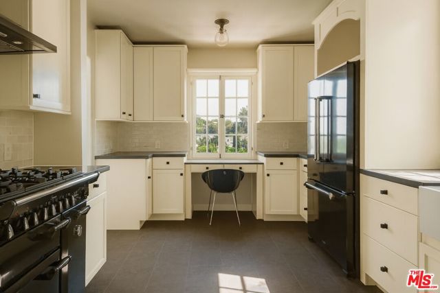 3756 Effingham Place, Los Angeles CA: https://media.crmls.org/mediaz/cbe875e2-f06e-4d4a-b44b-796057c93bbd.jpg