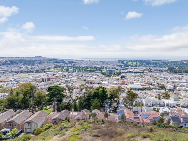 323 Green Ridge Drive, Daly City CA: https://media.crmls.org/mediaz/cbe8c3e7-1076-4bf7-b08d-713f77ff2041.jpg