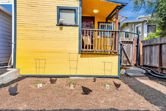 4801 Fairfax Ave, Oakland CA: https://media.crmls.org/mediaz/cbe99c6c-b567-4e38-988e-fd740aae960f.jpg