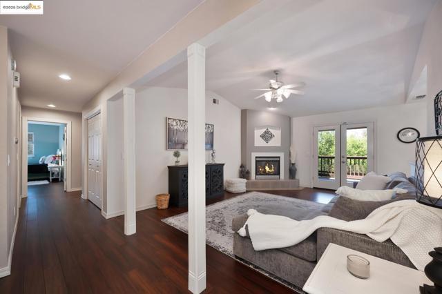 3196 Sudbury RD, Cameron Park CA: https://media.crmls.org/mediaz/cbe9c0fa-1d0f-4327-bdb1-602d4538ab53.jpg