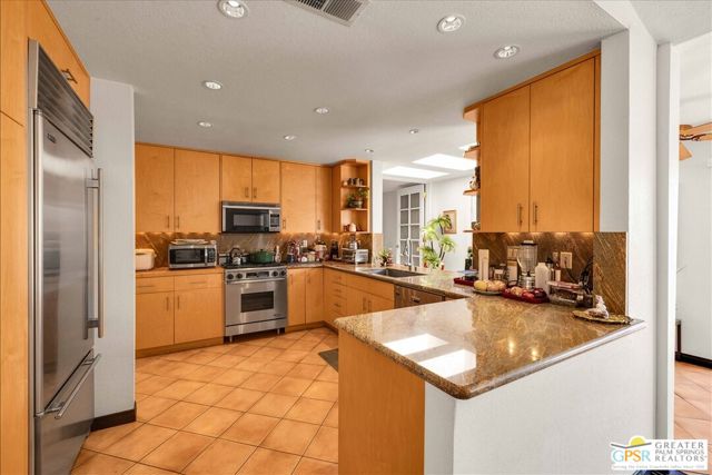 2861 Sundance Circle, Palm Springs CA: https://media.crmls.org/mediaz/cbea9f10-b5d7-4c2b-802f-bf4a53528d61.jpg