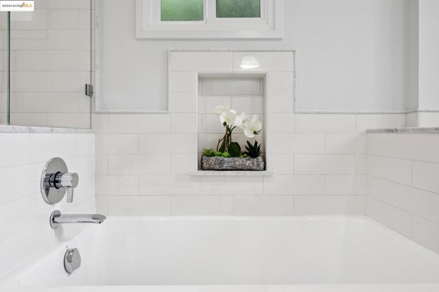 6141 Broadway Ter, Oakland CA: https://media.crmls.org/mediaz/cbeab7d7-8a2e-4d54-85db-ab73f8b58f5e.jpg