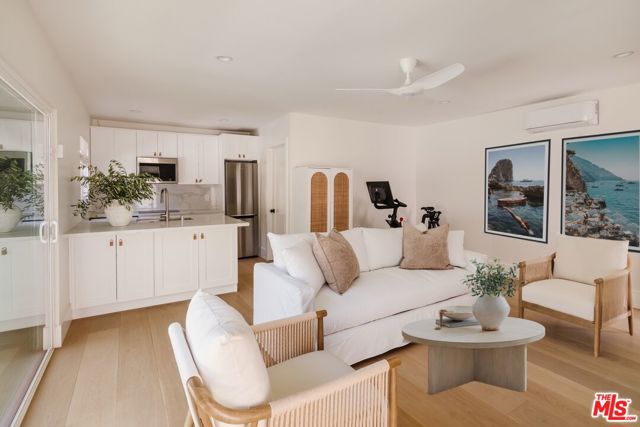 4508 Vesper Avenue, Sherman Oaks CA: https://media.crmls.org/mediaz/cbeacd00-d695-4372-a9e1-5ba564cffa25.jpg