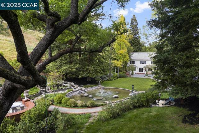 32 Kensington Ct, Alamo CA: https://media.crmls.org/mediaz/cbeb0e6b-eca2-4138-925e-a7acd47a28e8.jpg