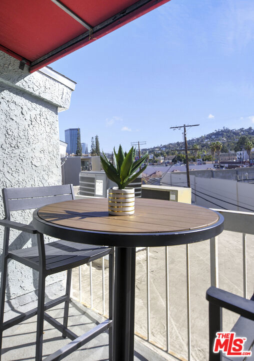 4211 Arch Drive, Studio City CA: https://media.crmls.org/mediaz/cbeb4f47-7894-4b6b-bbe1-1c05668facde.jpg