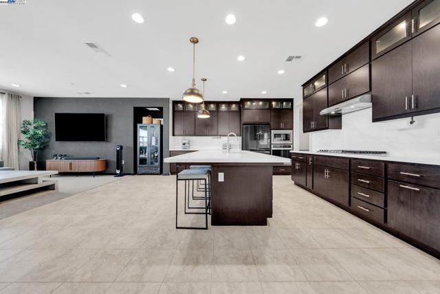 2859 Wylin Blvd, Lathrop CA: https://media.crmls.org/mediaz/cbeb9a16-6d9f-446f-94ec-e424014778ba.jpg