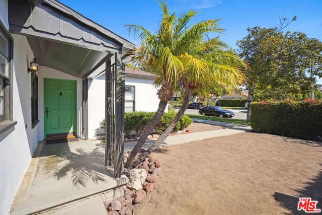 728 11th Street, Santa Monica CA: https://media.crmls.org/mediaz/cbecfd44-4d79-471a-8874-75082aeb54f5.jpg