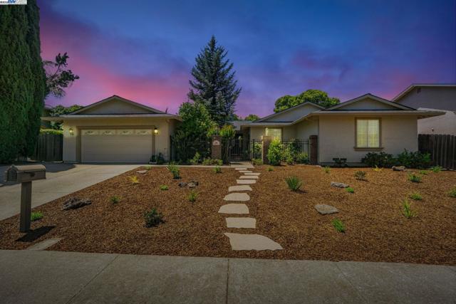 36 Barcelona Ct, Danville CA: https://media.crmls.org/mediaz/cbed7077-818d-4d4c-aa5e-a2037acca360.jpg