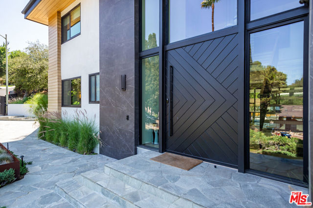 11428 Dona Lola Drive, Studio City CA: https://media.crmls.org/mediaz/cbee0cae-7c8e-470e-9f17-258b22d656e7.jpg