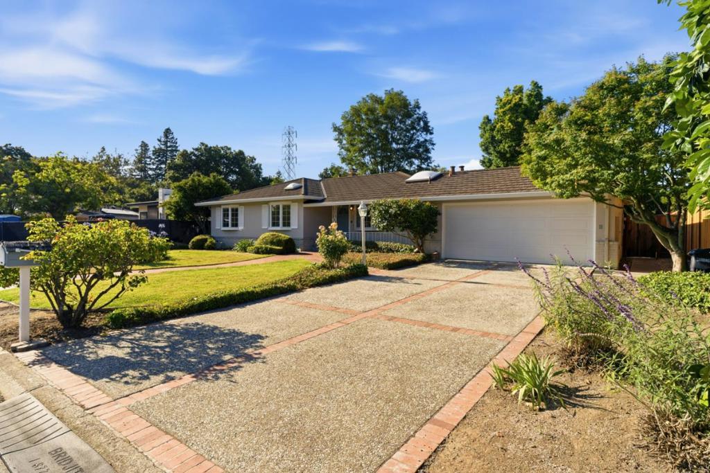 https://media.crmls.org/mediaz/cbee6baf-57df-4a4c-8e7d-47050d371c6f.jpg?preset=X-Large