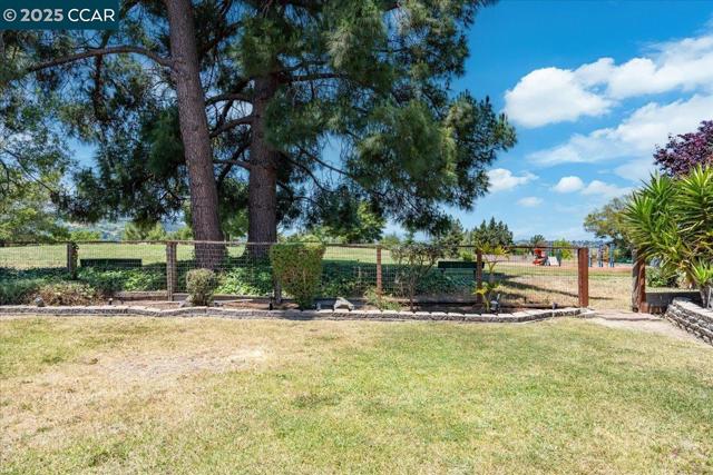 739 Devils Drop Ct, Richmond CA: https://media.crmls.org/mediaz/cbf0f139-98d0-44b4-b8db-69e454edab1e.jpg