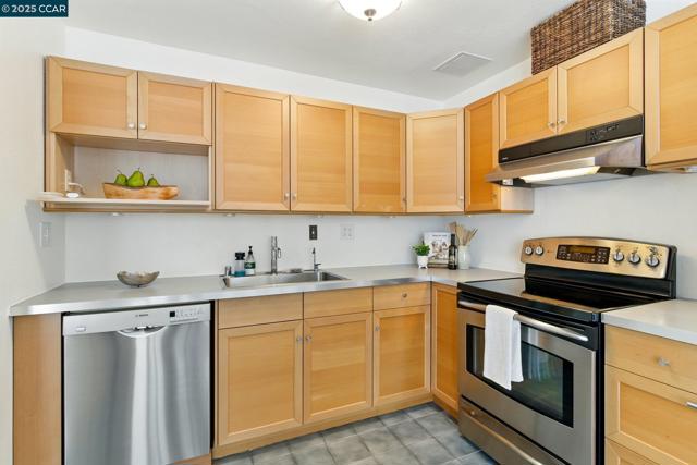 193 Montecito, Oakland CA: https://media.crmls.org/mediaz/cbf25b18-816c-4fe7-bbc9-8f24f864b6ca.jpg