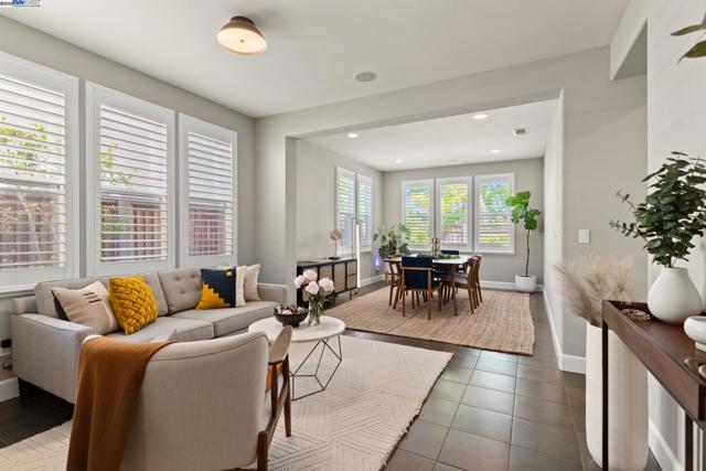 1736 Cottswald St, Danville CA: https://media.crmls.org/mediaz/cbf447ee-245e-443d-a4b4-ddf67f91535f.jpg