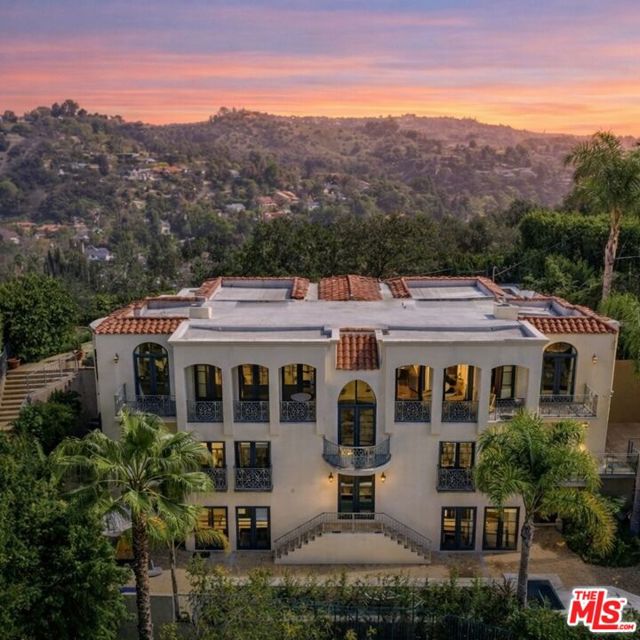 3110 Benedict Canyon Drive, Beverly Hills CA: https://media.crmls.org/mediaz/cbf502b7-4032-4f70-b00c-1e791504a2fa.jpg
