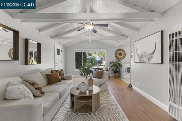 200 El Dorado Ave, Danville CA: https://media.crmls.org/mediaz/cbf50412-a18d-48cc-b793-ff62ecb0ae61.jpg