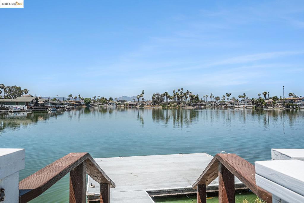 https://media.crmls.org/mediaz/cbf6cebc-f3ca-4208-ae20-eb267b7baa84.jpg?preset=X-Large