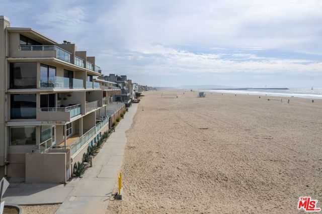 6 Eastwind Street, Marina del Rey CA: https://media.crmls.org/mediaz/cbf79197-abd6-4d82-8085-4d693eb801ff.jpg