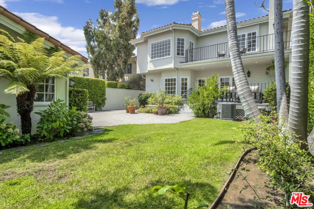 116 N Palm Drive, Beverly Hills CA: https://media.crmls.org/mediaz/cbf918c0-79b8-45fe-8c6a-16909688a673.jpg