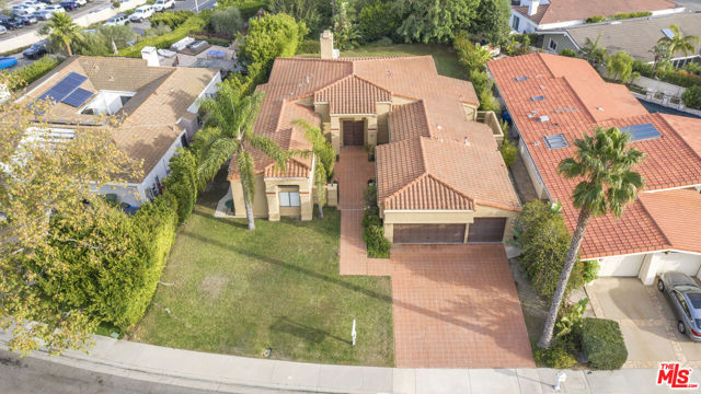 3516 Malibu Country Drive, Malibu CA: https://media.crmls.org/mediaz/cbf969a8-0ad8-457e-a4ae-8b9e272d59c6.jpg