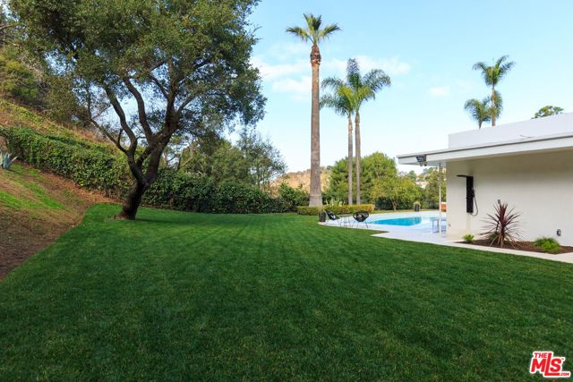 1935 Loma Vista Drive, Beverly Hills CA: https://media.crmls.org/mediaz/cbf98cea-ecc8-425d-9919-e05f1ee588cd.jpg