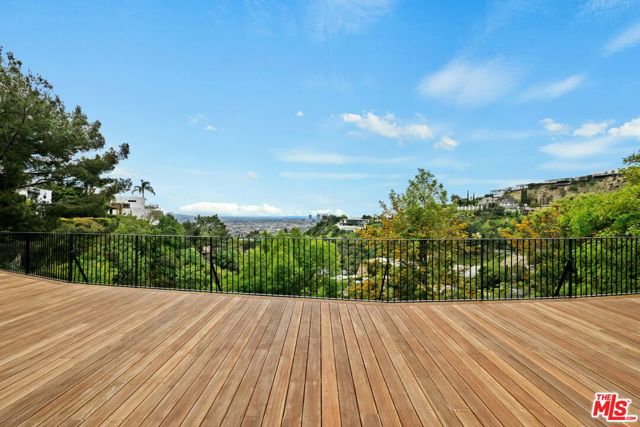 1539 Viewsite Drive, Los Angeles CA: https://media.crmls.org/mediaz/cbfa06e3-fd57-4b79-88a3-36b0f6827d71.jpg