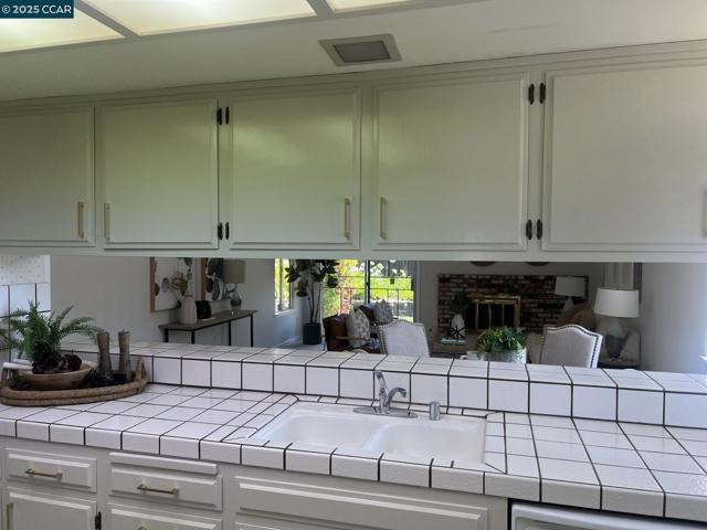 5040 Murchio Dr, Concord CA: https://media.crmls.org/mediaz/cbfa88e7-a91d-417e-ba15-7d057395cf0d.jpg