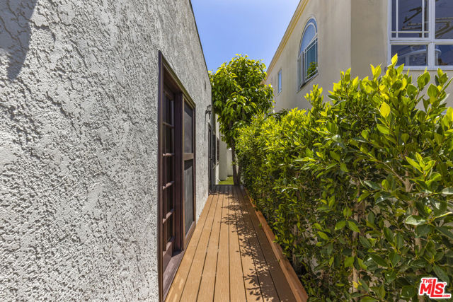 8607 Clifton Way, Beverly Hills CA: https://media.crmls.org/mediaz/cbfae7c3-a91c-4379-849b-9295ced6a01b.jpg