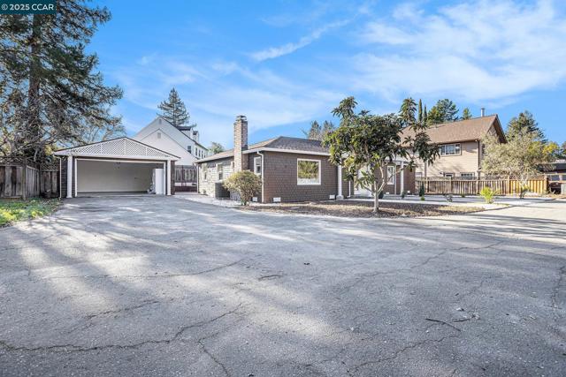 2139 WHYTE PARK AVE, Walnut Creek CA: https://media.crmls.org/mediaz/cbfc8717-7904-46e4-8226-7669f72d748c.jpg