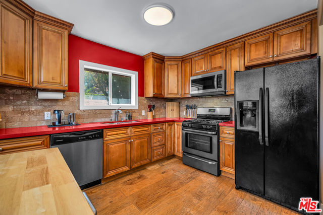 1948 Sunflower Avenue, Los Angeles CA: https://media.crmls.org/mediaz/cbfcb210-7924-41d1-848f-cb6c9f3eca1e.jpg