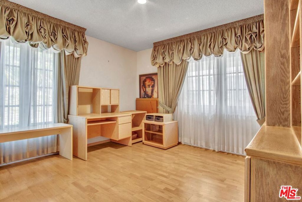 https://media.crmls.org/mediaz/cbfdbfe8-7dae-4fe5-b66f-4a6ef5c7f590.jpg?preset=X-Large