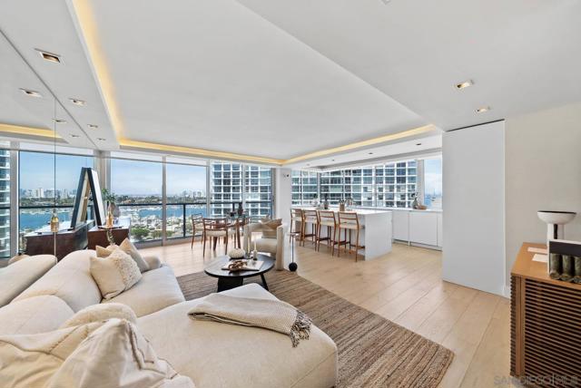 1780 Avenida Del Mundo, Coronado CA: https://media.crmls.org/mediaz/cbfe69ac-bf46-42be-936b-65c36abd516e.jpg