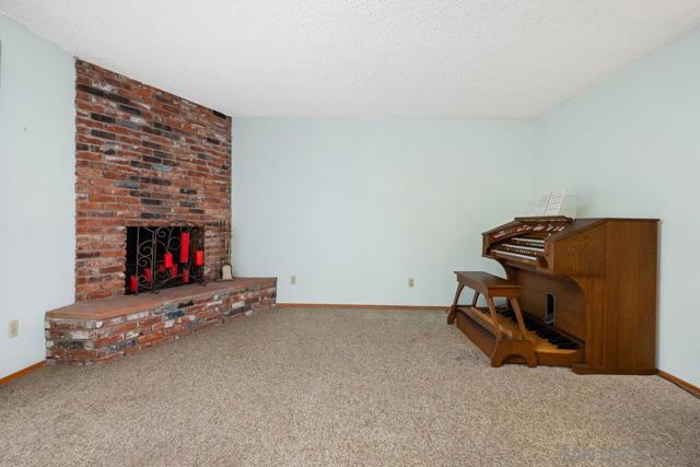 5824 Kent Pl, San Diego CA: https://media.crmls.org/mediaz/cbfe70de-539d-4710-a458-00666c7e76a6.jpg