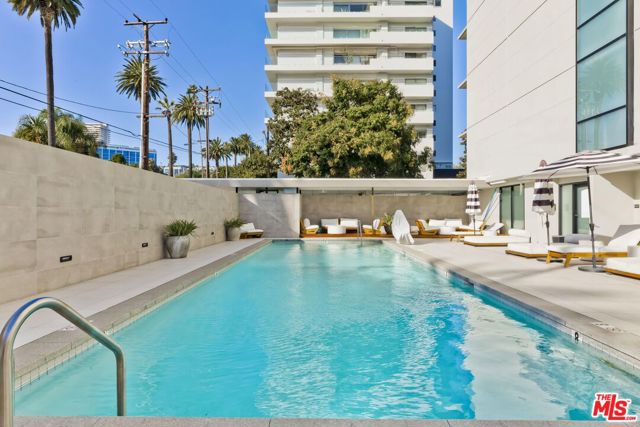 818 N Doheny Drive, West Hollywood CA: https://media.crmls.org/mediaz/cbfe7939-02b4-4228-b224-cc1c4e6c5e02.jpg