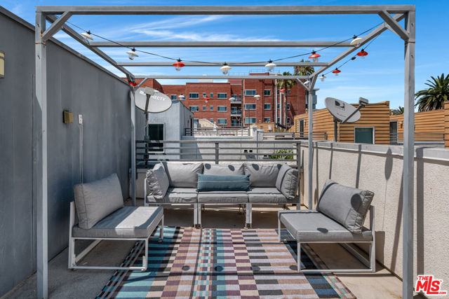 5633 Observation Lane, Los Angeles CA: https://media.crmls.org/mediaz/cbfe7b4a-7cf7-4667-b816-ef03e0a61b94.jpg