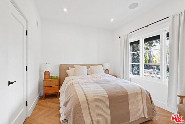 9451 Sunset Boulevard, Beverly Hills CA: https://media.crmls.org/mediaz/cbffcf70-af33-497b-bec8-2b6532c1a74d.jpg