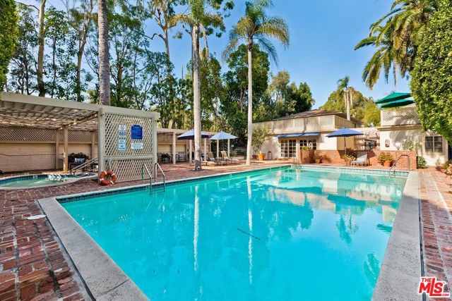 11901 Sunset Blvd Boulevard, Brentwood CA: https://media.crmls.org/mediaz/cc000774-dee9-4492-b3f3-6ce6bb473c69.jpg