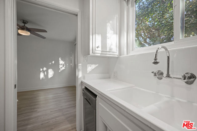 605 S Barrington Avenue, Los Angeles CA: https://media.crmls.org/mediaz/cc00f45c-0d6c-4001-9a74-56a0c554c3a6.jpg