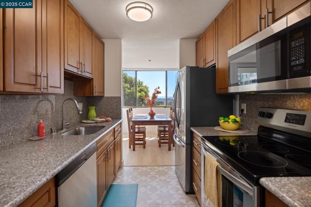 555 Pierce St, Albany CA: https://media.crmls.org/mediaz/cc013881-f1fc-4a25-8555-dfc59b5892f8.jpg